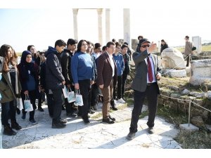 Merkezefendili öğrenciler Laodikya’da tarihi keşfediyor