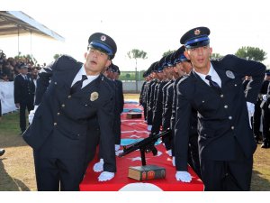 Başkan Özakcan, polislerin mezuniyet heyecanına ortak oldu