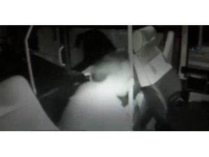Maltepe’de 1 yılda 3 kez aynı minibüse dadanan hırsız kamerada