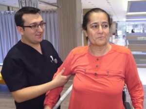 Felç ve kanser teşhisi konulan kadın robotik rehabilitasyonla yürümeye başladı