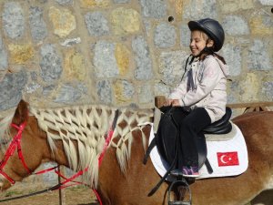 Atlı Binicilik Merkezinde atlı terapi eğitimleri