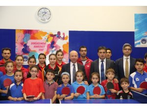 Başkan Çolakbayrakdar geleceğin sporcuları ile masa tenisi oynadı