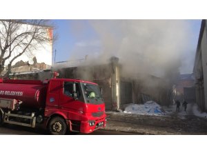 Kars’ta, metruk bina ateşe verildi