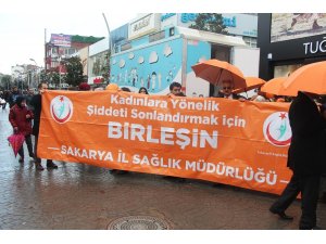 Kadına şiddete dikkat çekmek için turuncu şemsiyelerle yürüdüler