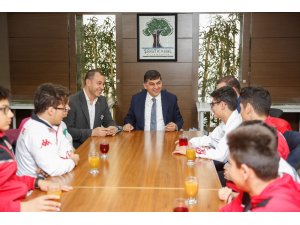 Belediye Başkanı Rıdvan Fadıloğlu, milli sporcuları ağırladı