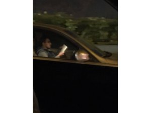 Trafikte kitap okuyan sürücünün ehliyetine el konuldu