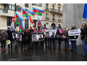 Paris’teki Ermenistan Büyükelçiliği önünde protesto