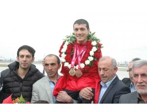 Şampiyon yüzücü Beytullah Eroğlu’na Kahramanmaraş’ta coşkulu karşılama