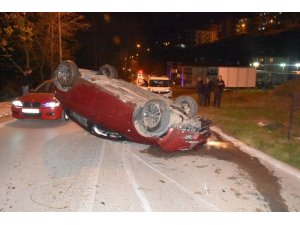 Sinop’ta otomobil takla attı: 2 yaralı