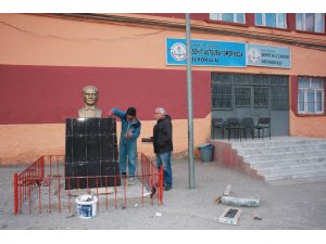 Muğlalı vatandaş, sınırın sıfır noktasındaki Atatürk büstlerini onarıyor