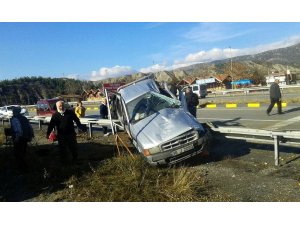 Kastamonu’da kamyonet bariyerlere çarptı: 5 yaralı