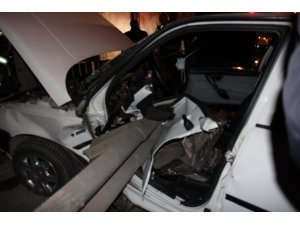 Otomobil bariyerlere saplandı: 2 yaralı