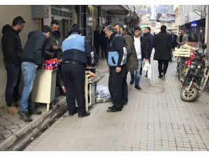 Iğdır’da sokakta kaçak sigara satanlara operasyon