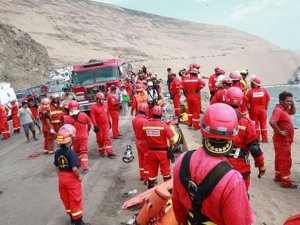 Peru'da otobüs uçuruma düştü: 48 ölü