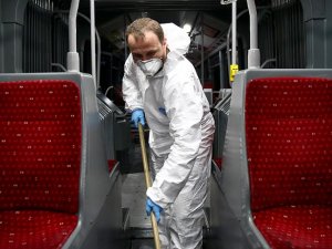 Metrobüsleri onlar temizliyor
