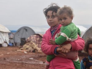 Suriyelilerin Esed ve DEAŞ'ın saldırılarından kaçışı sürüyor