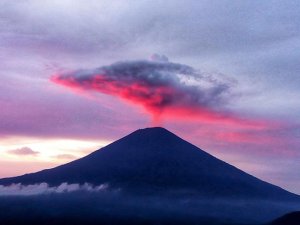 Agung Yanardağı yeniden kül ve duman püskürtmeye başladı