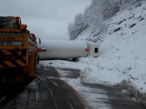 LPG yüklü tanker, karlı yolda devrildi
