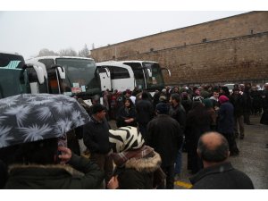 Umre yolcularını Niğde Belediye Başkanı Özkan uğurladı