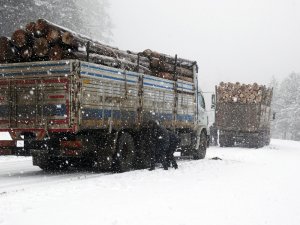 Domaniç’te kar yağışı ve sis ulaşımı zorlaştırıyor