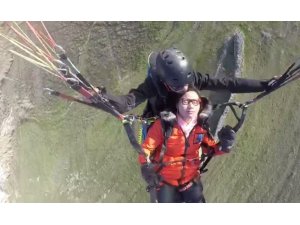 Çinli turist yamaç paraşütünü yaparken gökyüzünde bayıldı