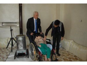 MHP İlçe Başkanı Ökten’den engelli çocuğa tekerlekli sandalye