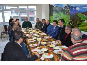 Başkan Bakıcı Karadenizliler Derneği ile bir araya gelerek yöresel lezzet mıhlamanın tadına baktı