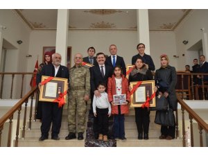 Erzincan’da şehit ailelerine ve gazilere devlet övünç madalyası ve beratı