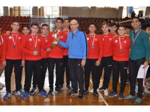 Genç erkeklerin şampiyonu İncirliova Spor Lisesi