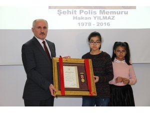 Karaman’da şehit polis memurunun devlet övünç madalyası kızlarına verildi