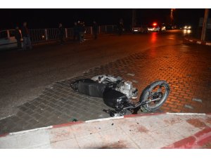 Motosiklet ile otomobil çarpıştı: 2 Yaralı