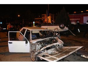 Kavşakta iki otomobil çarpıştı: 7 yaralı