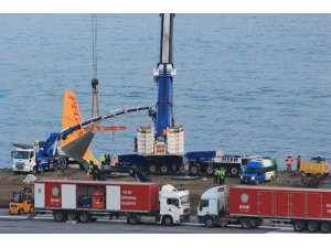 Trabzon’da pistten çıkan uçağı kurtarma çalışmaları devam ediyor
