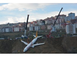 Trabzon’da pistten çıkan uçağı kurtarma çalışmaları denizden görüntülendi