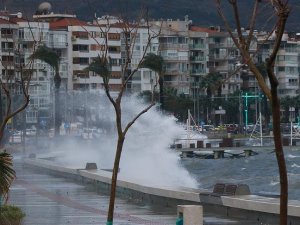 İzmir'de fırtına yaşamı olumsuz etkiledi