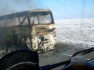 Kazakistan'da yolcu otobüsü yandı: 52 ölü