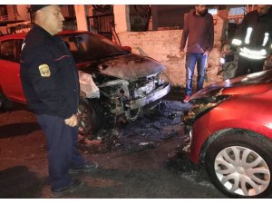 Milas’ta park halindeki 2 otomobil yandı