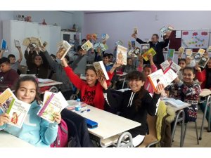 GAÜN öğrencilerinden Yazıkent Mürşide Akçay Ortaokulu’na kütüphane