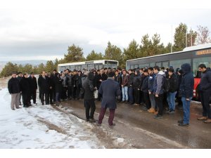 Sivas’ta öğrenci ve öğretmenler kar duasına çıktı
