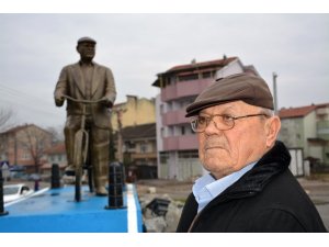 52 yıldır bisiklete binen vatandaşın heykeli dikildi