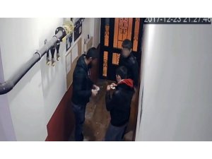 Apartman girişinde uyuşturucu alışverişi kamerada