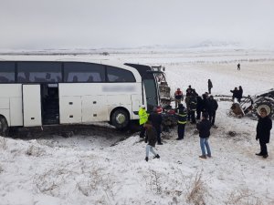 Kahramanmaraş’ta yolcu otobüsü ile otomobil çarpıştı: 1 ölü, 2 yaralı