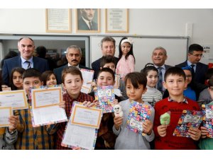 Başkan Palancıoğlu öğrencilerin karne heyecanına ortak oldu