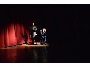 Yeşilyurt Belediyesi Tiyatrosu ‘Kayıp Hayatlar’ oyununu sahneledi