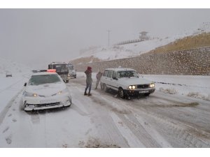Yoğun kar yağışı sürücülere zor anlar yaşattı