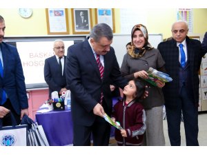 Başkan Gürkan, öğrencilere karnelerini dağıttı