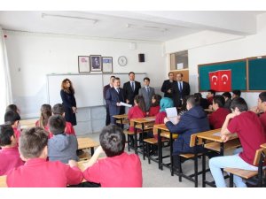 Başkan Tutal ve Kaymakam Erdoğan öğrencilerin karne heyecanına ortak oldu
