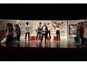 Söğüt Anadolu Lisesi öğrencileri “Ah Şu Gençler” adlı oyunu sahnelediler