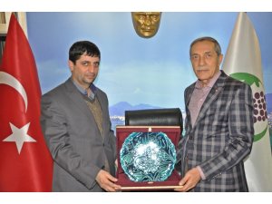 Başkan Yusuf Özdemir’den AGAD Başkanı Aslan’a plaket