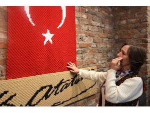 Türk bayrağını ilmek ilmek işledi